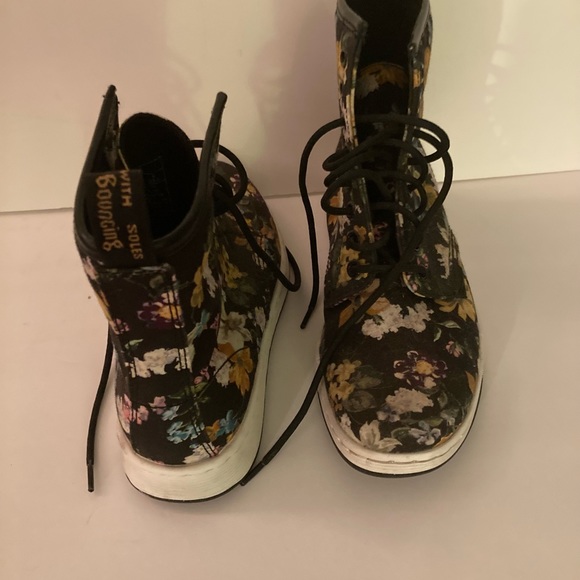 Barely Used Canvas Floral Doc Martens Size 6 - Picture 2 of 5